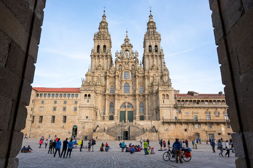 La Catedral de Santiago y la Plaza del Obradoiro llenas de peregrinos