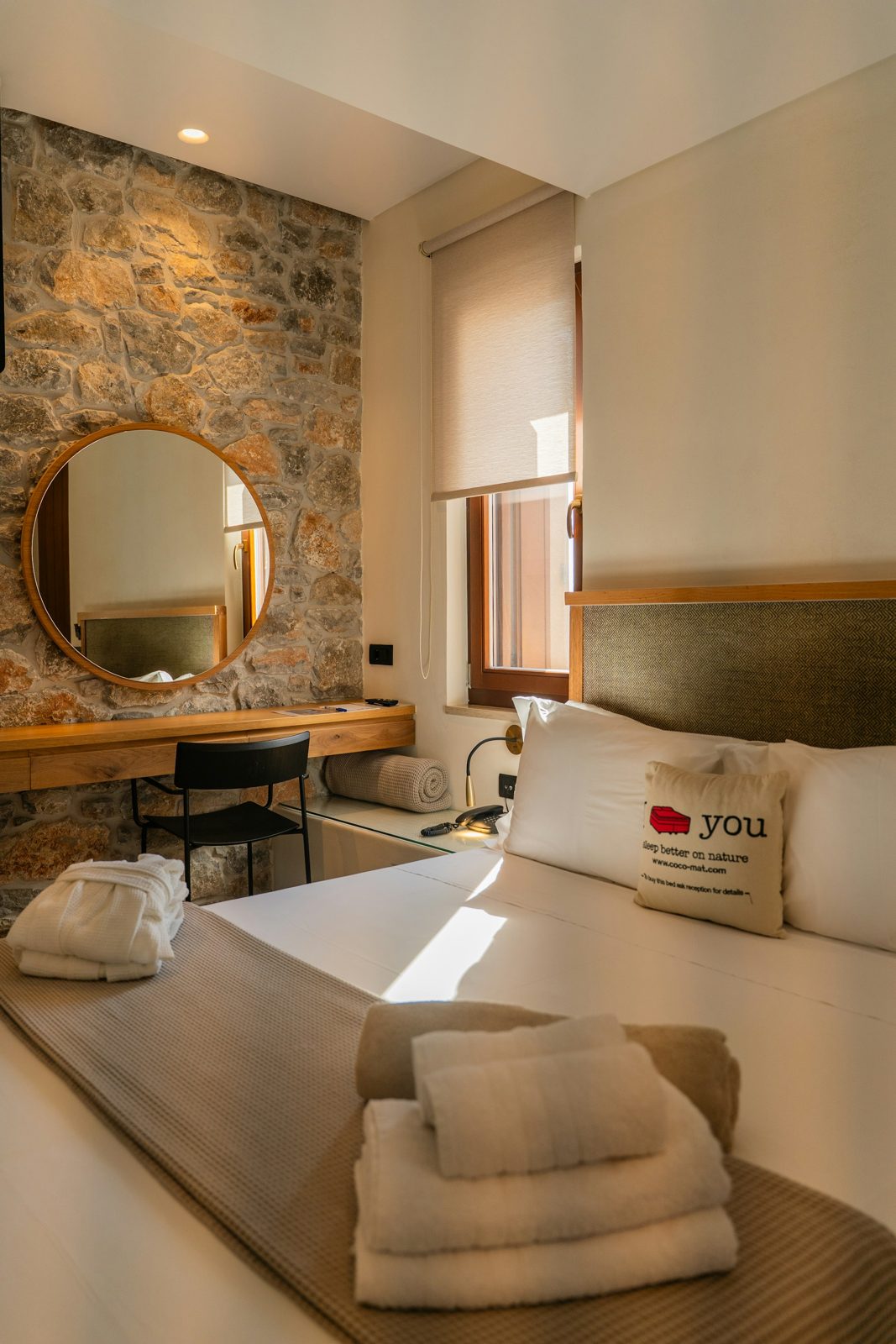 Habitación de hotel con muro de piedra