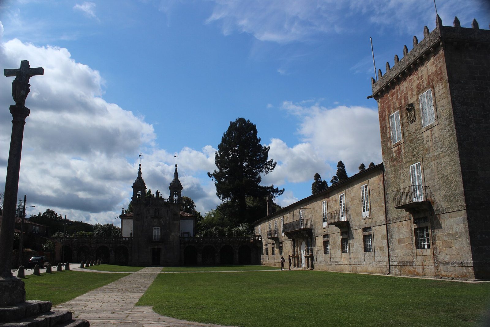 Pazo gallego de piedra con jardín