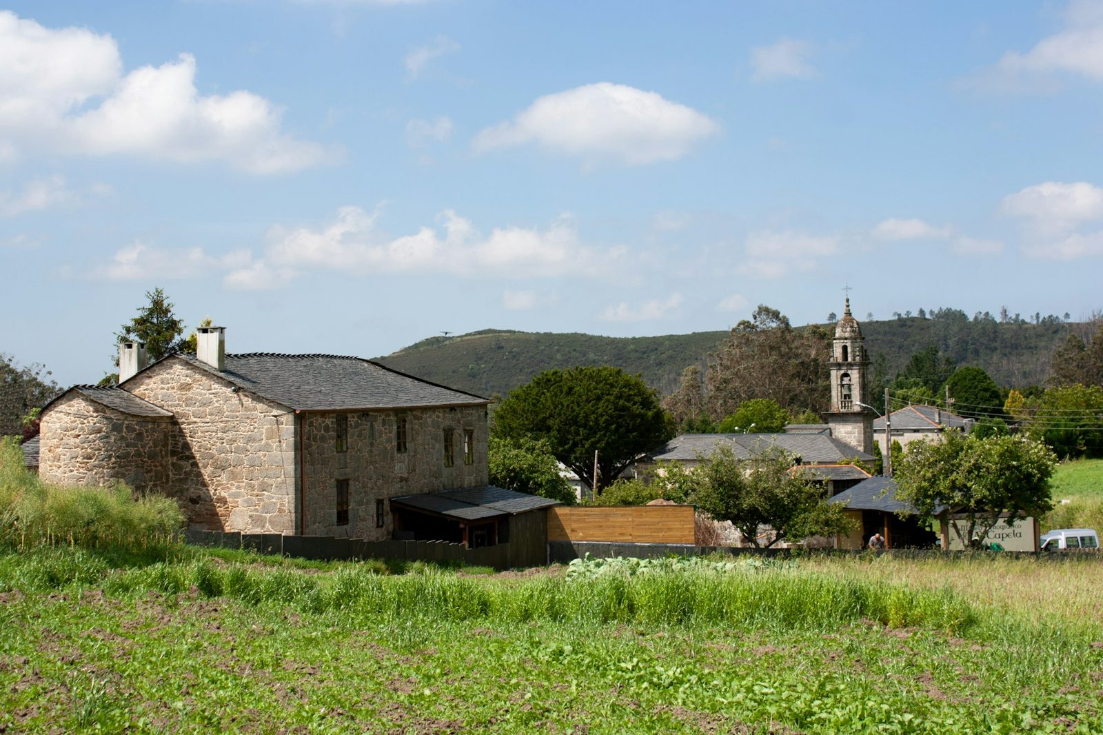 Casa rural de piedra en una aldea gallega